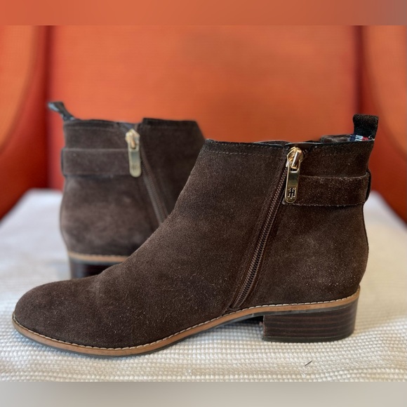 Tommy Hilfiger brown suede Chelsey boot. Sz.8.5 - Picture 2 of 12